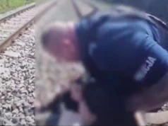 Pijany 20-latek leżał z głową na torach. Sekundy przed pociągiem ściągnęli go policjanci