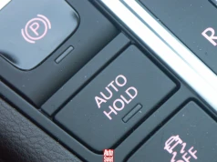 Funkcja Auto Hold ułatwia jazdę w korkach. Czemu wielu kierowców nie wie, jak z niej korzystać?