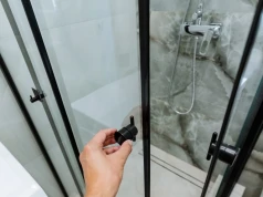 Wymieszaj z wodą i nałóż na szybę. Prysznic będzie lśnił jak nowy