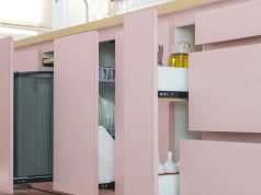 Wkładanie folii aluminiowej do szuflad. Do czego służy i dlaczego jest zalecane?