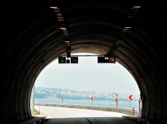 Długi tunel i setki aut. Ten przycisk może poprawić komfort jazdy
