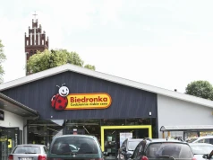 Pułapka pod Biedronką. Mało kto wie, czym grozi parkowanie auta na noc