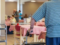 Nie zawsze trzeba płacić za pobyt rodzica w DPS. Nie wszyscy znają tę zasadę