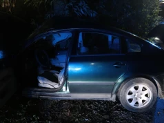 Wypadek na trasie z Bartoszowa do Legnicy. 19-latek uderzył w drzewo