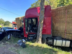 Ford Mustang roztrzaskany po zderzeniu z ciężarówką. LPR lądował na drodze krajowej pod Olsztynem