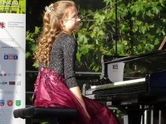 Młoda pianistka z Konina zachwyciła publiczność. Antonina Waliszewska wystąpiła przed Pałacem w Dobrzycy