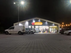 Nocne parkowanie auta pod Biedronką i Lidlem. Oto co dzieje się po 22:00