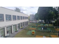 Warszawa: Miejsca parkingowe miały być dla rodziców. Kontrola nie wykazała nieprawidłowości