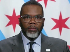 Burmistrz Brandon Johnson szuka milionów dolarów na załatanie dziury budżetowej Chicago