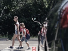 Czy można ruszyć, kiedy pieszy wciąż jest na przejściu? Stawką surowy mandat