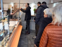 Kolejka przed Cukiernią Śliwa. Darmowe lody rozeszły się błyskawicznie (Galeria)
