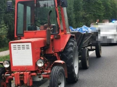 Jechał wężykiem ciągnikiem z podpiętym wozem. W kabinie 10-letnie dziecko i dwa promile