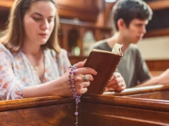 Czytają Biblię i odmawiają różaniec na TikToku. Czy zetki są religijne? "Tworzą religię a la carte"
