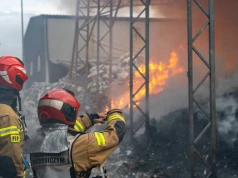 Składowisko odpadów stanęło w ogniu. Strażacy muszą rozbierać płonącą pryzmę