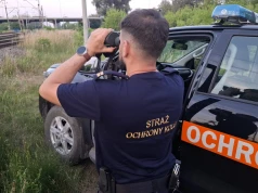 Układali stosy kamieni na torach. SOK ujęła trzech małolatów