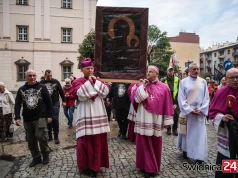 Tłumy wiernych powitały kopię Ikony Jasnogórskiej. Obraz odwiedzi wszystkie parafie diecezji świdnickiej