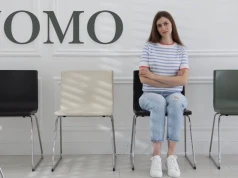 Od lęku, że coś nas omija, do radości z nieobecności. Czym naprawdę jest JOMO?