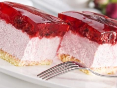 Na deser podaję ciasto z malinami i galaretką. Smakuje jak owocowa chmurka