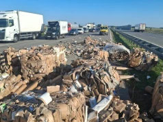 Rozsypana makulatura zablokowała dwa pasy na A1