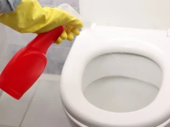 Spryskuję tym podłogę pod toaletą. Usuwam zabrudzenia bez chemii