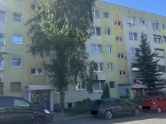 Wbili im siekierę w blok. Mieszkańcy Nowowiejskiego proszą o pomoc. „Realne obawy”