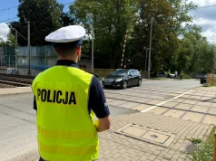 Zlekceważyli zapory na przejeździe kolejowym. Policyjny dron ujawnił 11 wykroczeń