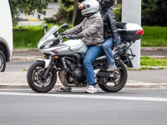 Dziecko na motocyklu. Można je wozić legalnie, ale o tym limicie pamiętaj