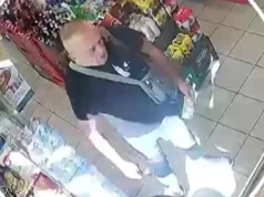 Agresor w Żabce uderzył mężczyznę w twarz. Szuka go policja
