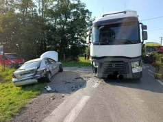 Zderzenie ciężarówki i dwóch osobówek. Droga była zablokowana przez ponad dwie godziny