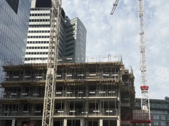 Rośnie nowy apartamentowiec w centrum Warszawy. Za dużo miejsca tu nie ma