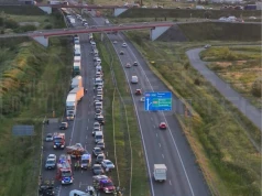 Karambol 5 pojazdów na autostradzie A2. Jedno z aut zmiażdżone. Droga jest zablokowana