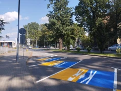 Pocałuj i jedź tyłem – pod prąd przy szkole. Strefa Kiss & Ride dla kamikadze?