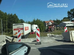 Ciężarówka Poczty Polskiej przebiła betonowe zapory i wypadła z drogi na końcu pechowej zawrotki trasy S17