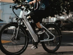 Gubernator JB Pritzker podpisał ustawę zaostrzającą przepisy dla użytkowników elektrycznych rowerów i nie tylko