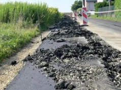 Traktorem zaorał świeży asfalt. Prace wciąż stoją