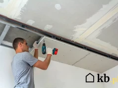 Dał profile co 60 cm i zamknął wszystko płytami. Po czasie sufit zaczął falować
