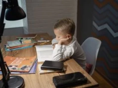 Ergonomiczne biurko dla dziecka: jak zaplanować idealny kącik do nauki, wybrać odpowiednie meble i zadbać o prawidłową postawę?