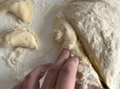 Dlaczego ciasto na pierogi się kurczy? Pamiętaj o tym przed wałkowaniem, a przestanie
