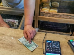 Polacy żyją z miesiąca na miesiąc. Wydają na podróże, zamiast oszczędzać