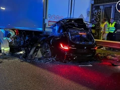 Osobówka wbiła się pod naczepę. Tragiczny wypadek na S8