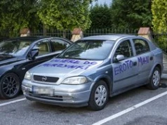 Piła: Ktoś popisał sprayem samochód na parkingu przy pilskim kościele