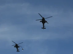 Apache nisko przeleciały nad Błoniem. Pamiętamy o polskich lotnikach