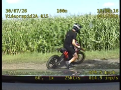 Nie zatrzymał się do kontroli drogowej. Czechowiccy policjanci poszukują kierowcę crossa