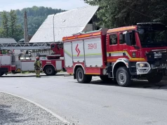 Z dachu kościoła zwisa blacha. Strażacy eliminują zagrożenie
