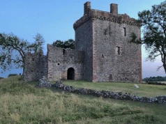 Ten zamek ma ponad 500 lat. Jedna z najlepiej zachowanych rezydencji zagrała w „Outlanderze”