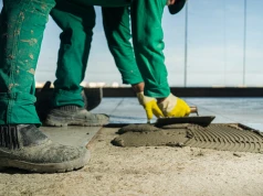 Polacy rzadziej wyjeżdżają do pracy. Jak jadą, to na krótko