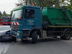 Szklarska Poręba: Audi wjechało w ciężarówkę wyjeżdżającą z PSZOK. Ulica 1 Maja zablokowana.