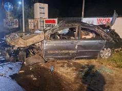 Citroen uderzył w przystanek i dachował. Groźne zderzenie na DW 835