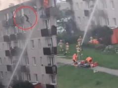 Dramatyczna akcja ratunkowa w Wejherowie. Ogień odciął mieszkańcowi drogę, strażacy rozstawili skokochron