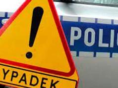 Nietrzeźwy 15-latek bez uprawnień i kasku wywrócił się motorowerem. Pojazd miał założone podrobione tablice rejestracyjne